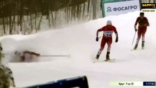 Un chien traverse une piste de ski en pleine course