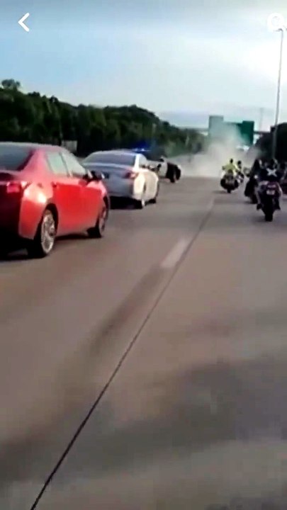 Ce livreur amazon n'a pas de temps à perdre face à ces Bikers