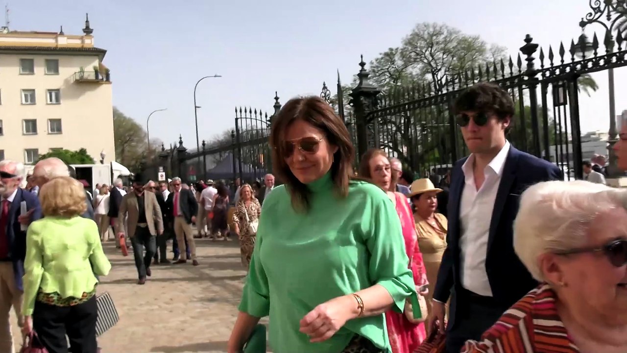 Nuria González y su hijo Iván Fernández Tapias acuden a la segunda tarde de Morante de la Puebla en la Maestranza de Sevilla