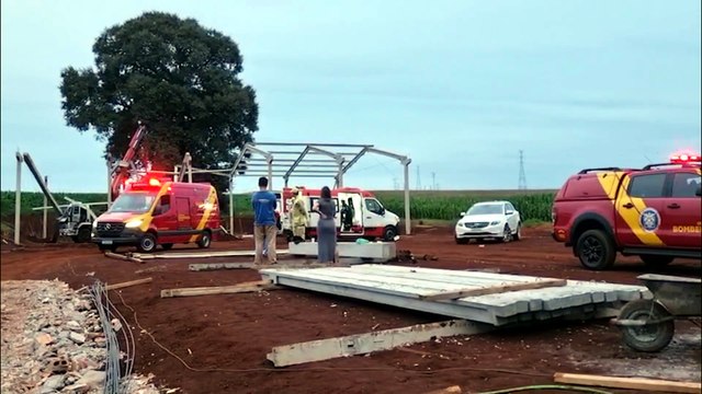 Estrutura de obra desaba após impacto de caminhão e deixa quatro trabalhadores feridos