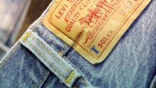 California acusa que Amazon presionó a Levi's y a otros minoristas para subir sus precios