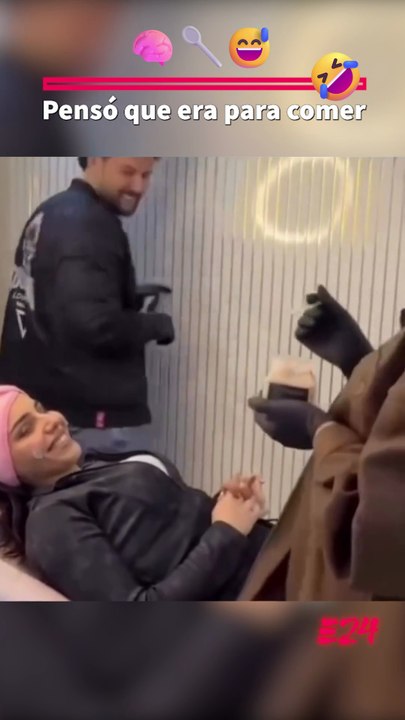 Pensó que era para comer 🧠🥄😅 She thought it was food.