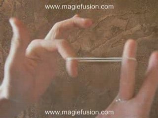 tour de magie-le pouce transperçé par l'élastique