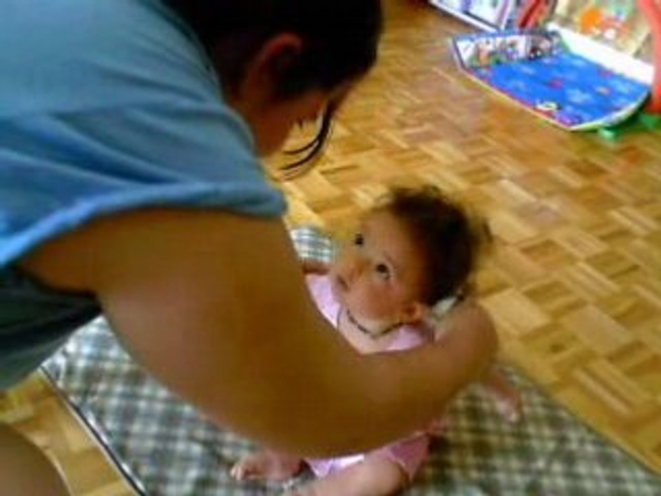 Alycia qui s'assis depuis le 6-06-08