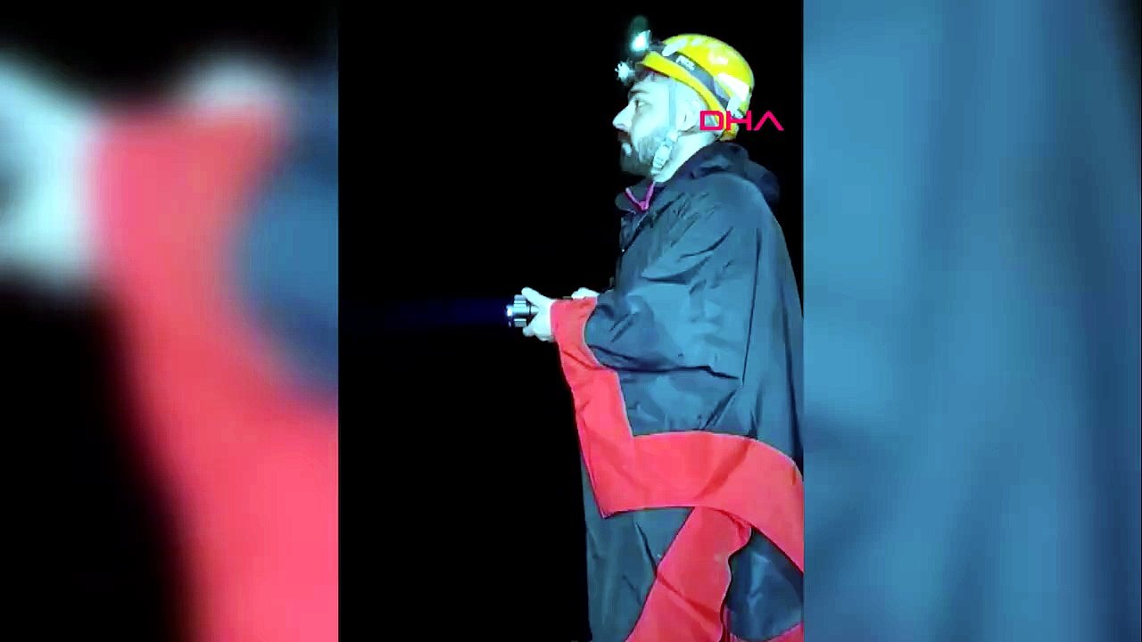 Debisi yükselen derede mahsur kalan kişiyi ekipler kurtardı