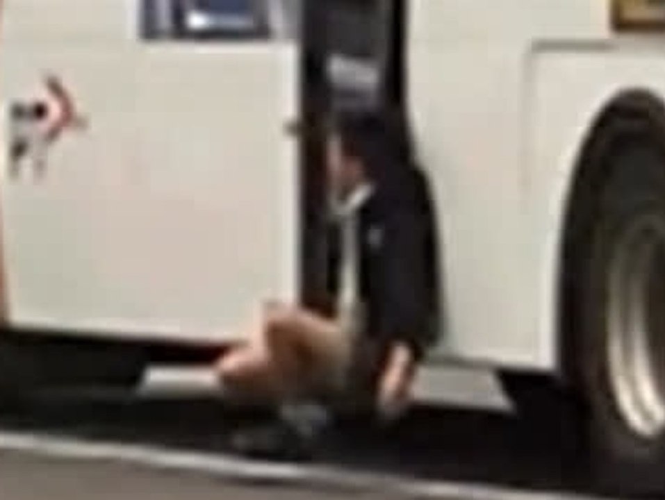 Junge bleibt in Bustür stecken und wird 350 Meter mitgeschleift