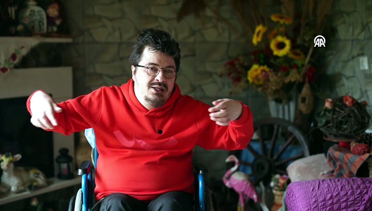 Ağzındaki çubukla bilgisayar kullanan omurilik felçli yazılımcı, engellilere dijital dünyayı öğretiyor