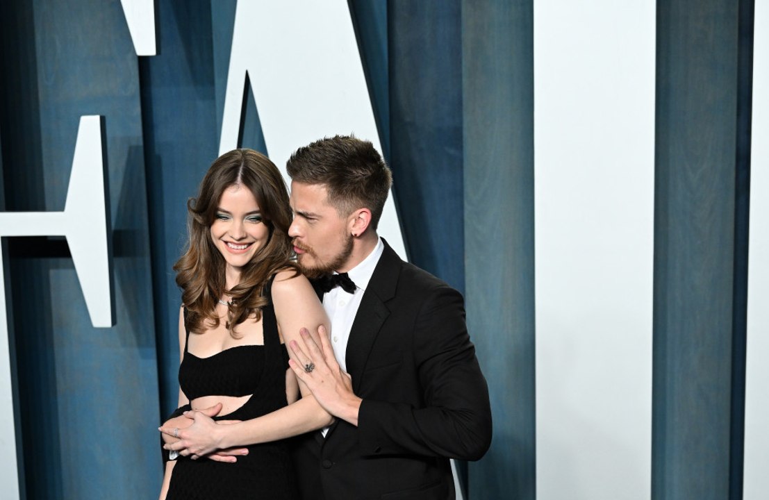 Dylan Sprouse und Barbara Palvin nehmen Schreck über Eindringling mit Humor