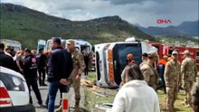 Diyarbakır-Bingöl yolunda midibüs devrildi, ortalık savaş alanına döndü! Ölü ve yaralılar var