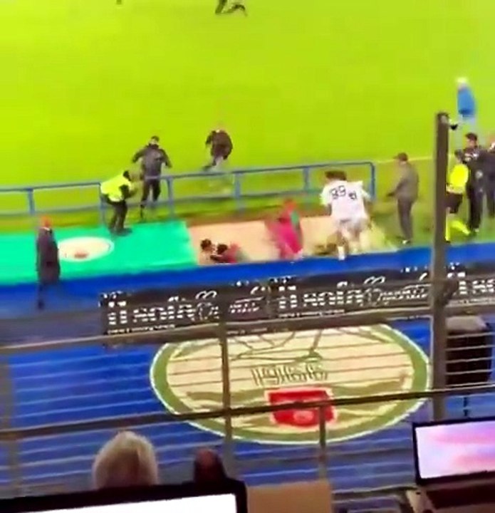 Invasão de adeptos