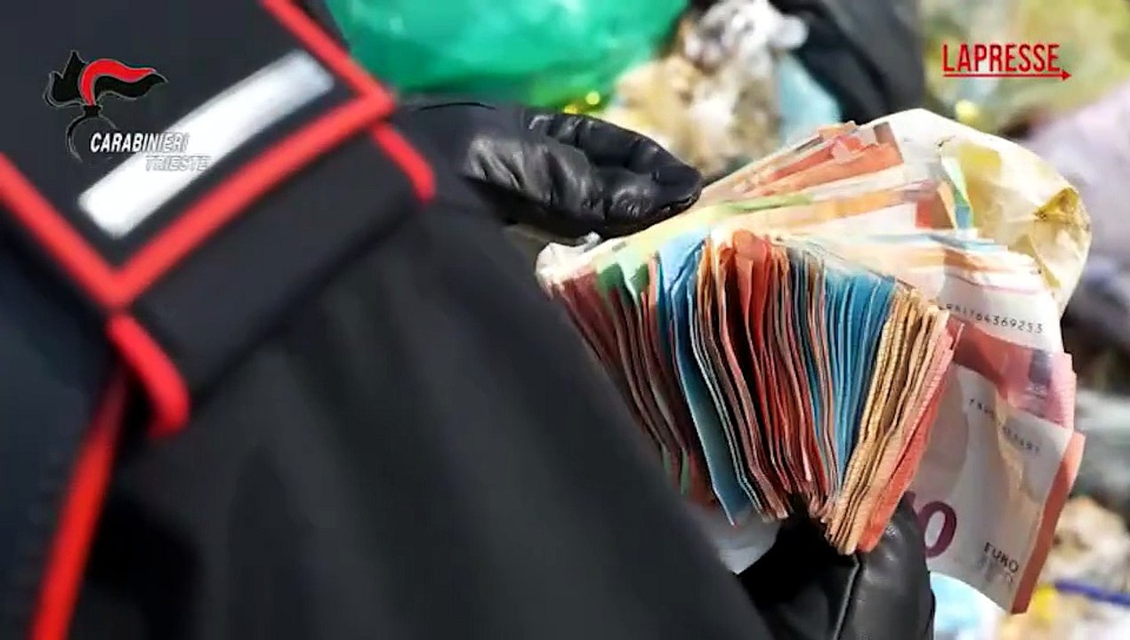 Trieste, butta per sbaglio 7mila euro nei rifiuti: recuperati dai carabinieri