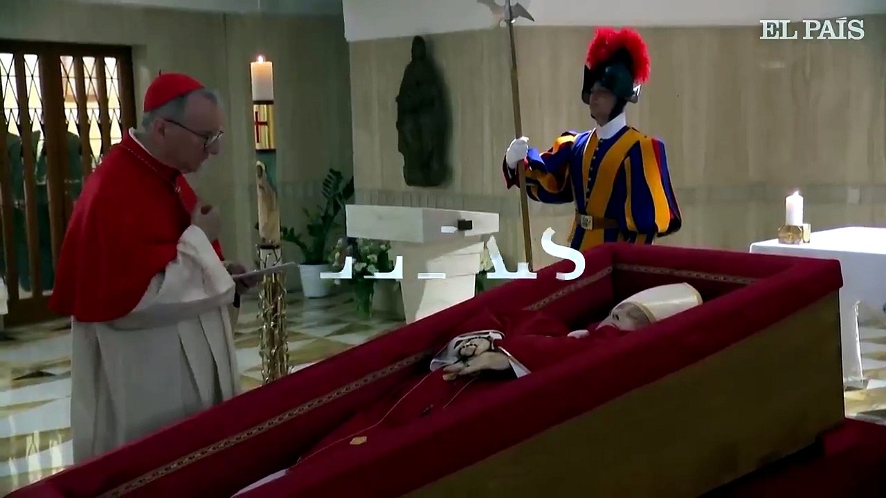 Las primeras imágenes del papa Francisco tras su fallecimiento | MUERE EL PAPA | EL PAÍS