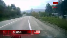 Bursa'da freni boşalan TIR'ın virajda devrildiği kaza kamerada