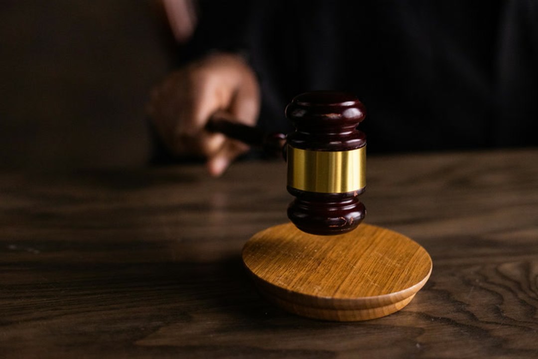 ¿Es factible suspender provisionalmente una ley como ocurre con los actos administrativos?