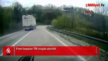 Freni boşalan TIR virajda devrildi