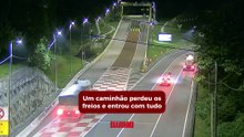 Caminhão perde os freios na descida da serra pra Santa Catarina