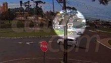 Carro quase tomba em forte batida com caminhão no Trevo da Portal