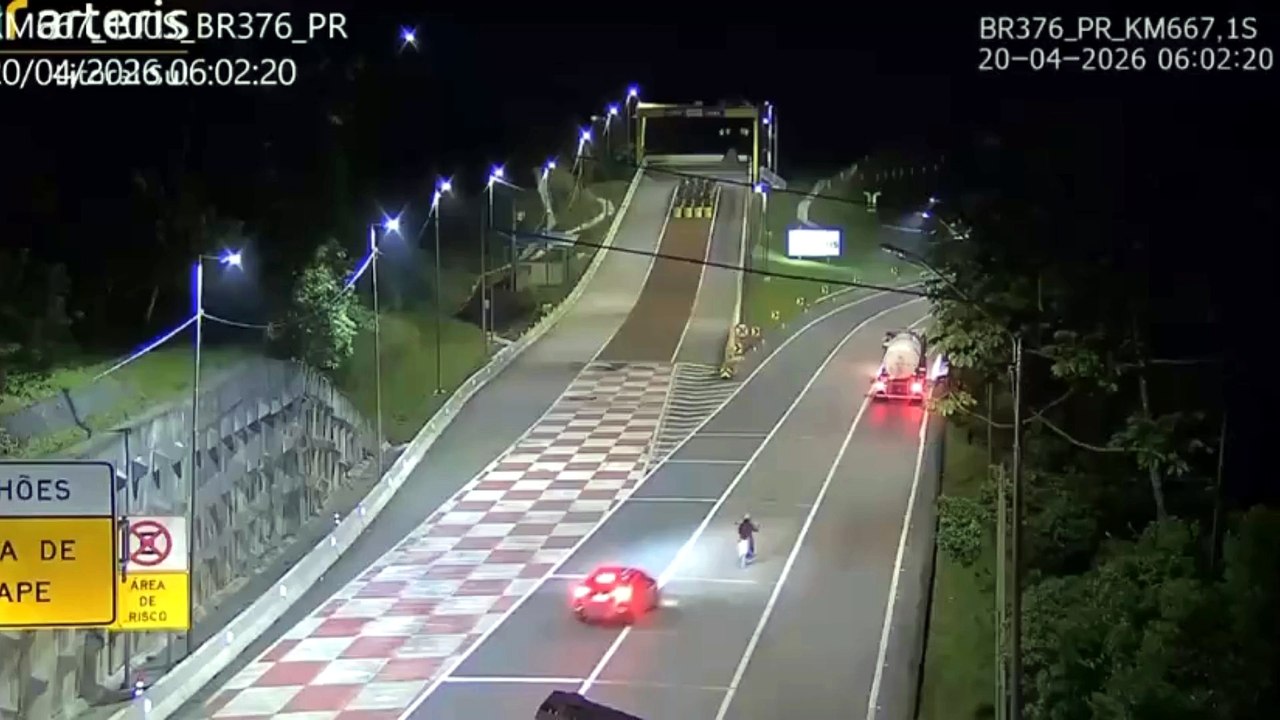 Vídeo: Caminhão perde freios e tomba em área de escape da BR-376 no PR