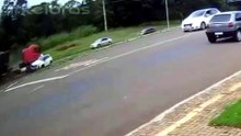 Acidente no PR: vídeo mostra momento em que carreta arrasta carro e mata criança de 7 anos