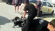 VIDEO SUJETO DESTRUYE SU MOTO