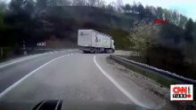 Freni boşalan TIR'ın virajda devrildiği kaza kamerada