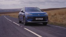 The new Volkswagen T-Roc Life 1.5 eTSI 150 PS 7-spd DSG in Celestial blue/metallic black Driving Video