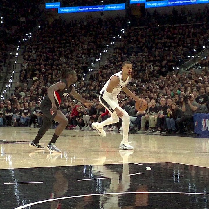 NBA : Les images choc de l'impressionnante chute de Victor Wembanyama qui se cogne violemment la tête sur le parquet provoquant une commotion cérébrale