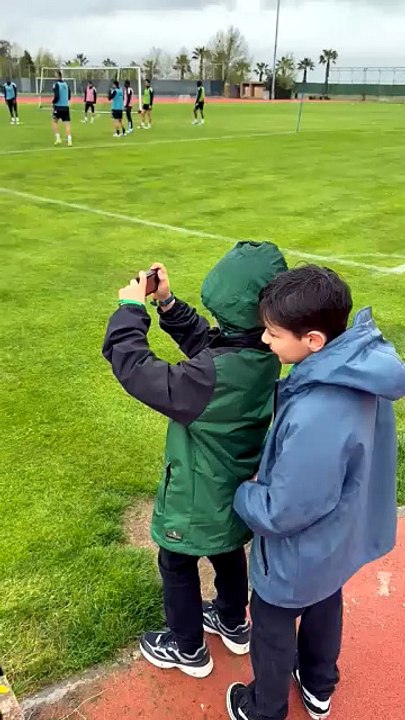 Kocaelispor'da minik taraftara telefon yerine kamera hediye edildi
