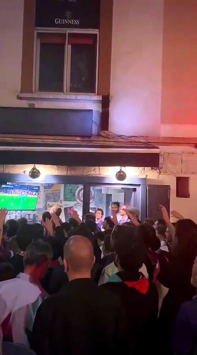 Les supporters du TFC au Danu, un pub toulousain, pendant la demi finale de Coupe de France face à Lens