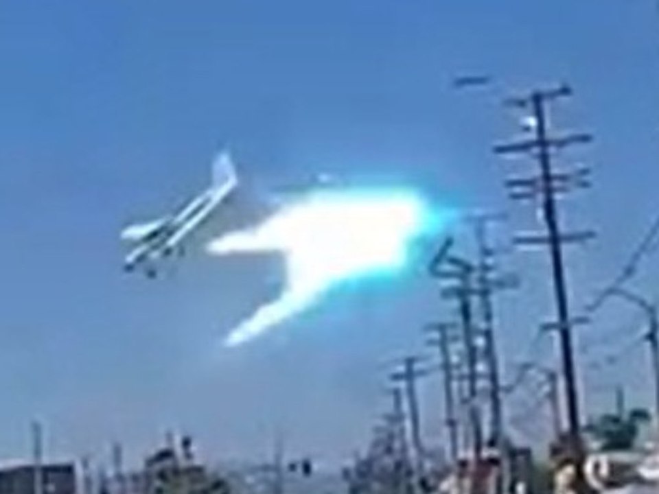 Flugzeug kracht in strommast und stürzt ab