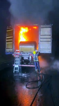Caminhão pega fogo e trecho da BR-277 é bloqueado, em Balsa Nova
