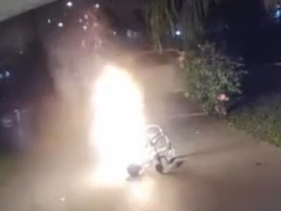 Frau hört klicken aus elektro-rollstuhl: kurz darauf explodiert er