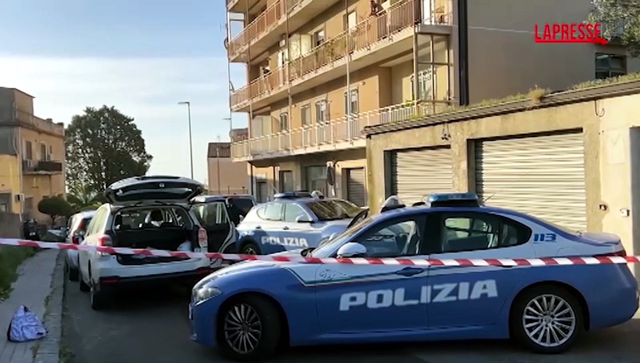Catanzaro, madre si lancia dal terzo piano con i tre figli: la polizia sul luogo della tragedia