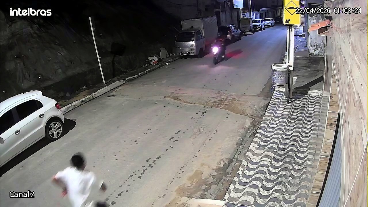 Vídeo mostra entregador sendo assaltado e agredido por trio