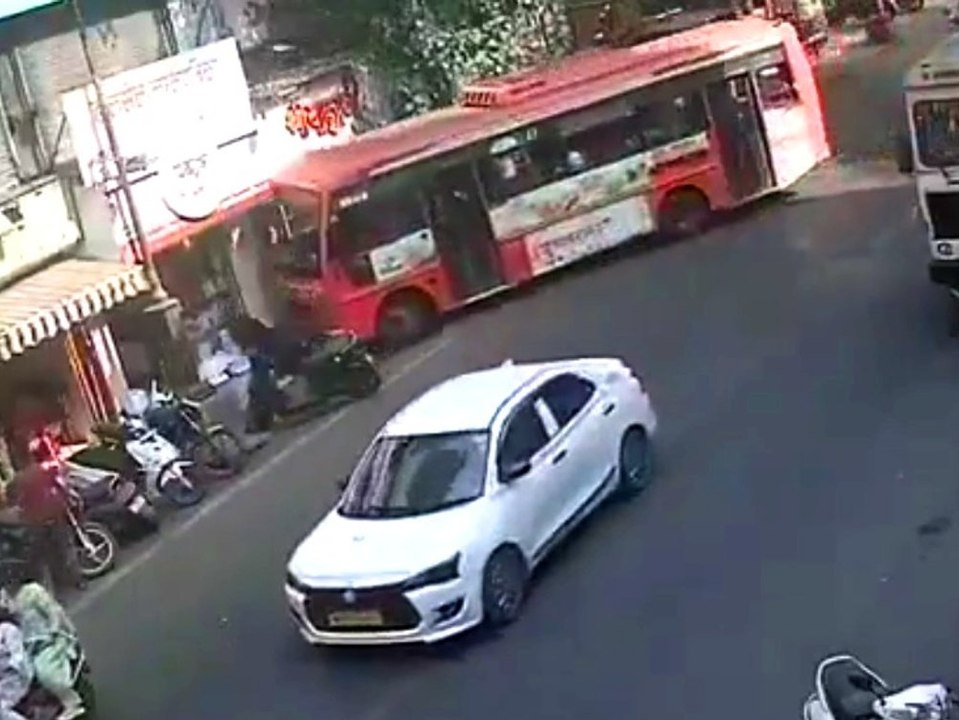 Bremsen versagen: Bus rast in Druckerei