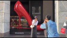 A Milano pioggia di scatti per le scarpe giganti del Diavolo Veste Prada