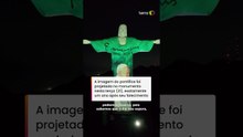 Um ano sem papa Francisco: Cristo Redentor recebe iluminação especial em sua memória #shorts