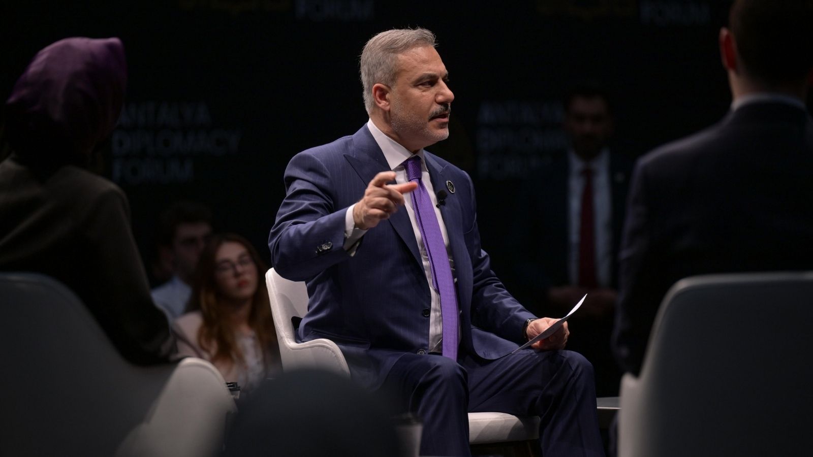 Dışişleri Bakanı Hakan Fidan, gençlerin sorularını yanıtladı: Dışişleri mi, MİT mi?

Video Haber