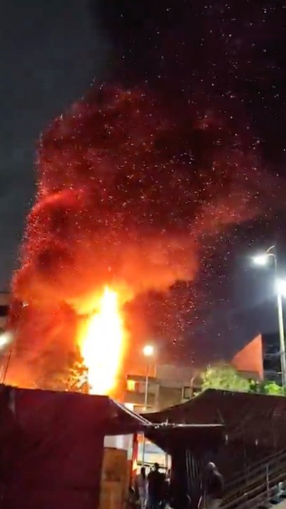 Incendio arrasa con 50 puestos en las inmediaciones de los mercados de Sonora y La Merced