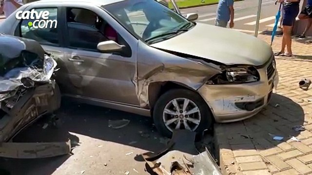 Motorista fica ferida e é atendida dentro de carro após batida no bairro Floresta, em Cascavel