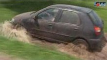 Fiat Palio con Locker en barro