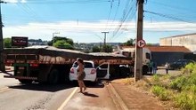 Veja como ocorreu acidente entre carro e caminhão na Rua Jacarezinho, em Cascavel
