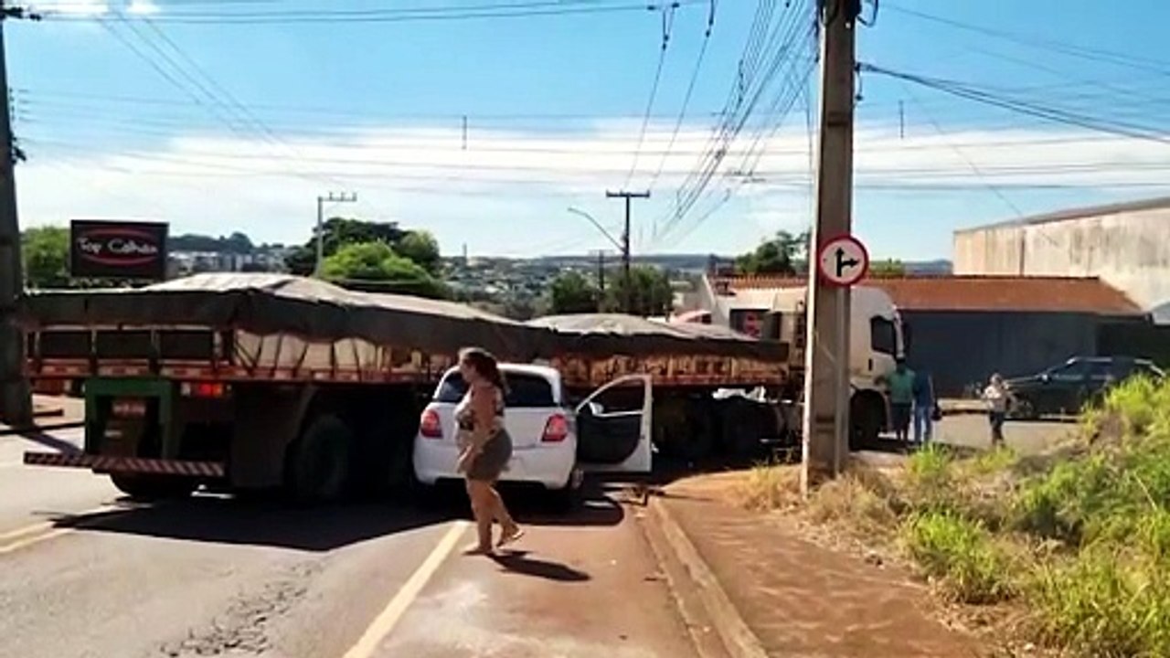 Veja como ocorreu acidente entre carro e caminhão na Rua Jacarezinho, em Cascavel