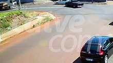 Durante tentativa de ultrapassagem, carro é atingido por eixo de caminhão
