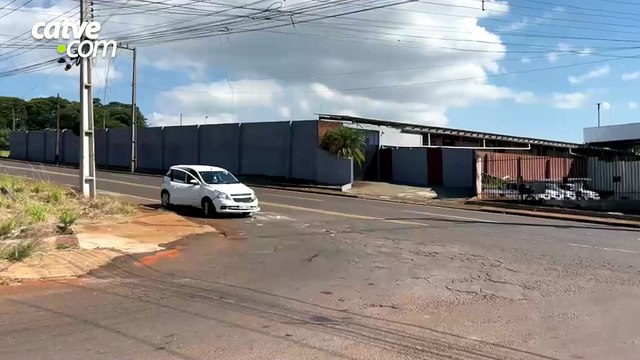 Batida lateral entre carro e caminhão deixa veículo danificado