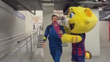 El regalo de la mascota del Barça a los jugadores por el día del libro