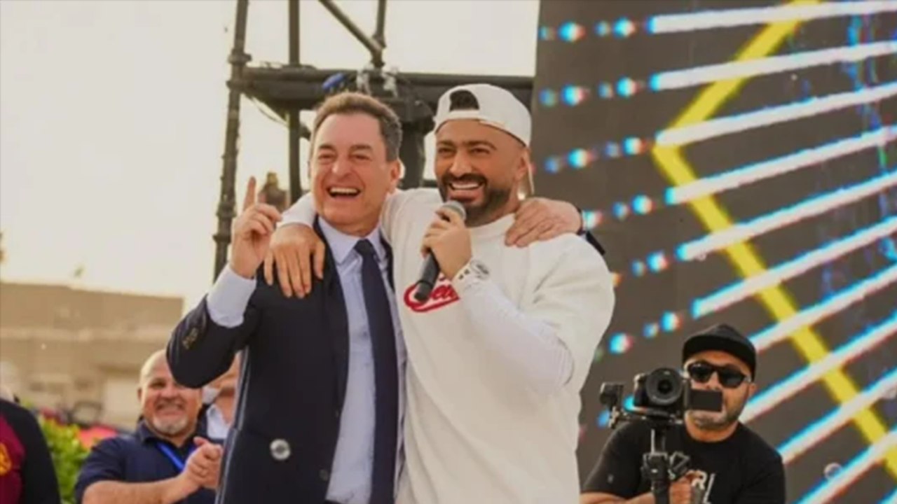 تامر حسني يفاجئ الجمهور بدويتو مع السفير الفرنسي على المسرح