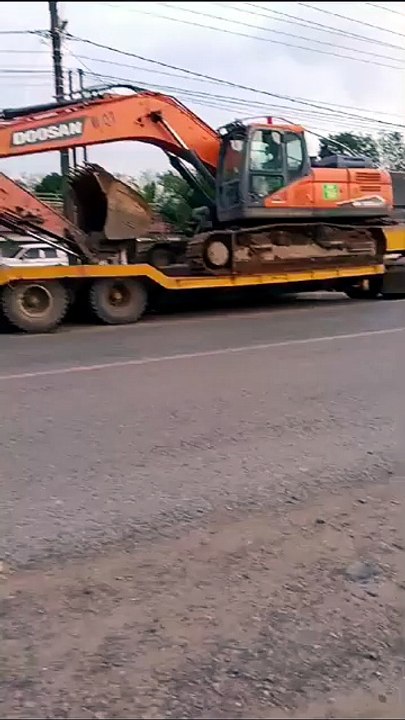 Moving Giants: Heavy Equipment Transport in Kalimantan Mining Zone