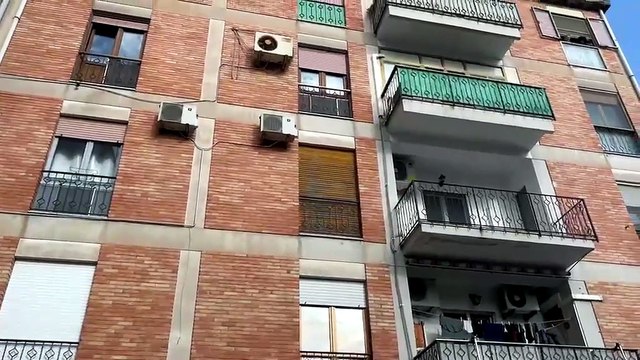 Agguato nel cortile di un palazzo, muratore di 23 anni ucciso con un colpo di pistola al petto: le indagini