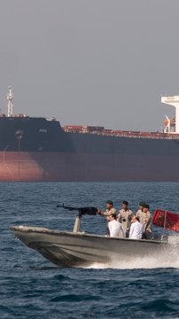 Irán aborda dos buques en el estrecho de Ormuz